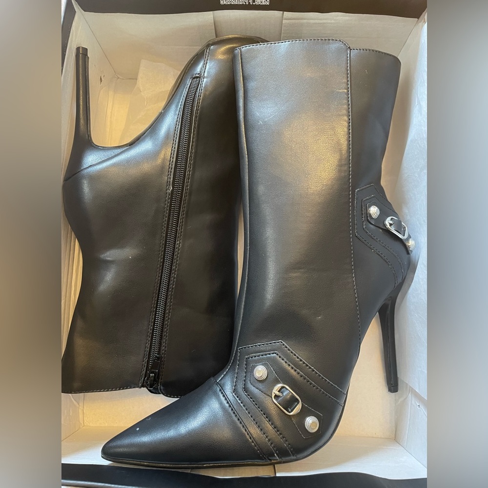 Black pointed toe heel/boots.